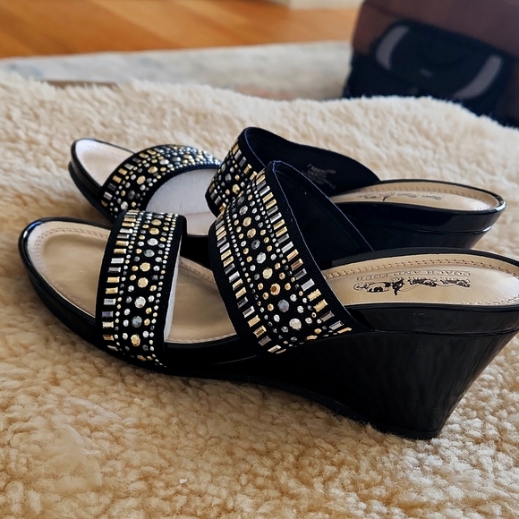 Gorgeous NWOT Coach And Four Dress Wedge Heel Sandals 🩶💛🖤 - Picture 12 of 16